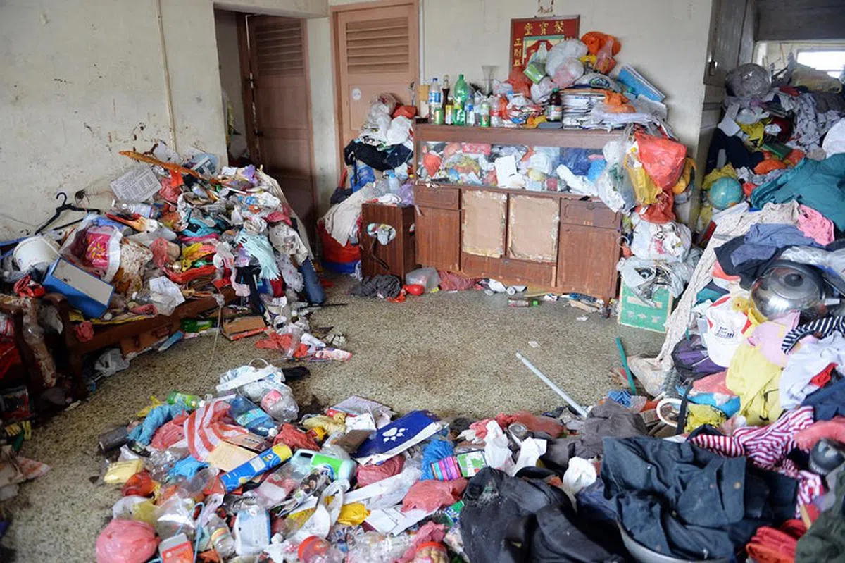  2016年，九旬轮椅老妇位于大巴窑8巷第222座组屋的四房式住家，常年让媳妇和孙子囤积垃圾成山，当局前往清理垃圾屋，却遭到老妇的媳妇和孙子大闹抗议，双双遭警员上铐逮捕。（新明日报） 