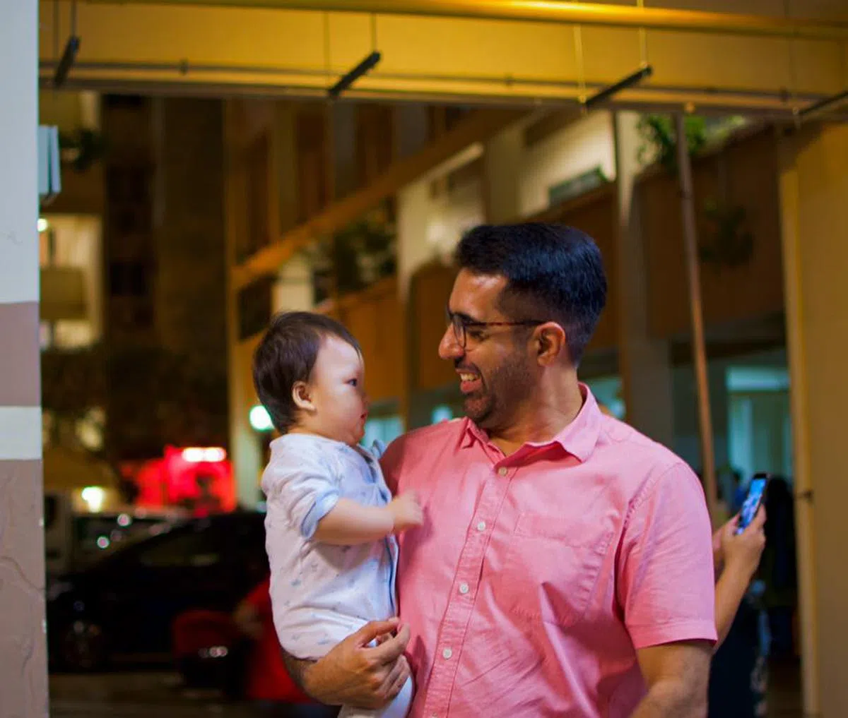  工人党秘书长毕丹星走基层少不了抱抱baby。（毕丹星面簿） 