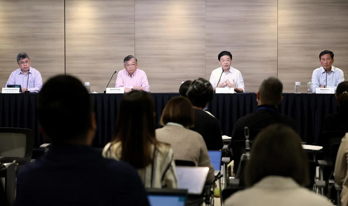2022年8月，时任副总理兼财政部长黄循财（右二）主持政府抗疫跨部门工作小组记者会。和他一起出席记者会的有卫生部医药服务总监麦锡威副教授（左起）、贸工部长颜金勇，以及卫生部长王乙康。（通讯及新闻部提供）
