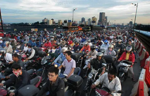 疫情前每日有数十万人次的马国客工往返本地工作，马国近日推出的新措施可能导致他们在新马缴两层税。（法新社）