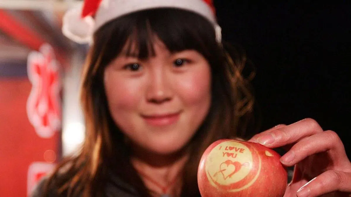  有些苹果表皮还特地培育出“我爱你”的字眼，应验了西方人常对爱人所说的：“你是我眼里的苹果”这句话。（互联网） 