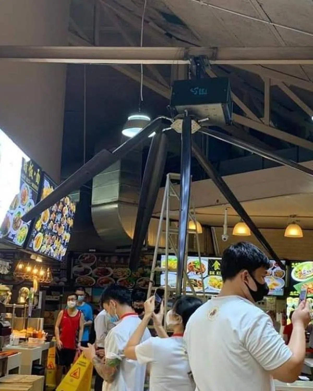  不少民众掏出手机记录事发现场。（家在新加坡 Singapore Our Home面簿） 