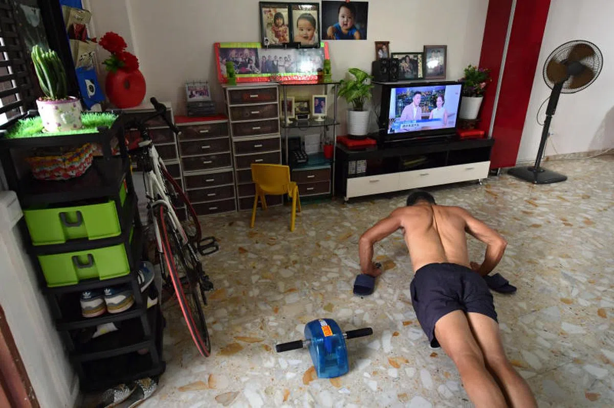  “撸铁爷爷”们在家中锻炼的情景。（联合晚报） 