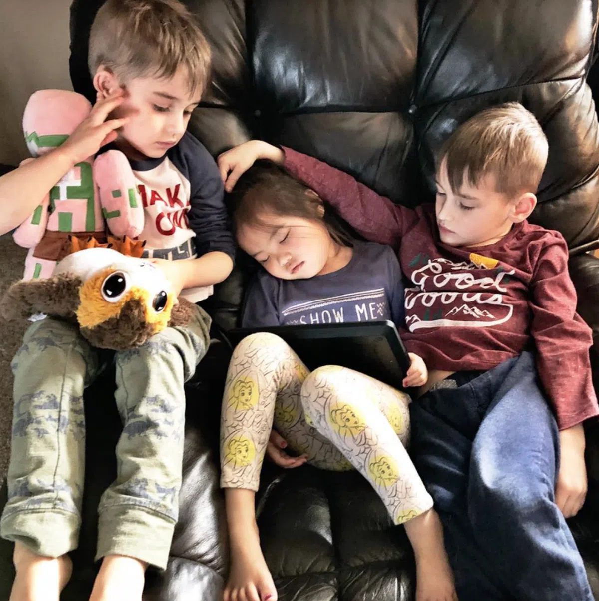  日常生活中也看得出两个哥哥对妹妹的宠爱，连睡着了大哥Levi都会用自己的手给妹妹垫着头。（Becca的Instagram） 