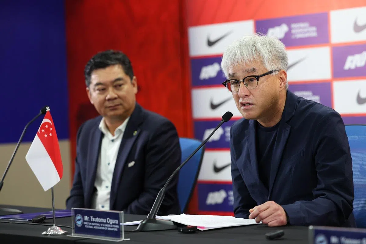 小仓勉（右）在新加坡足总总部举行的记者会上回应记者提问。左为足总会长陈国强。（联合早报）