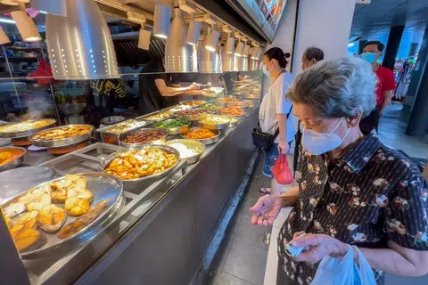 菜饭摊最贵的菜品就是鱼肉。（联合早报）