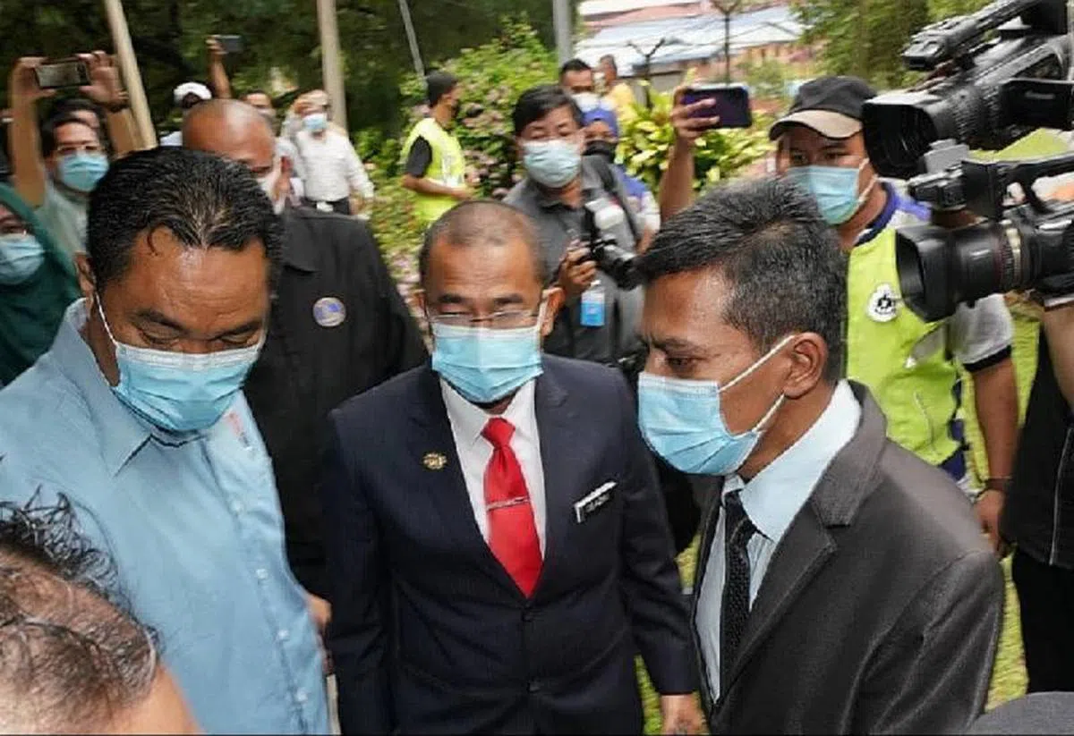  马国卫生部第一副部长诺阿兹米（中）抵达法院。（互联网） 