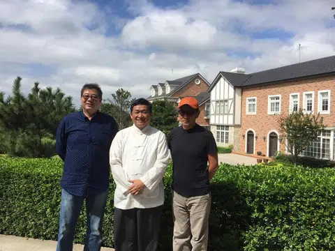 本文作者彭文淳（右）与齐柏林（左）及庄胡老师（中间白衣者）合影。（彭文淳提供）