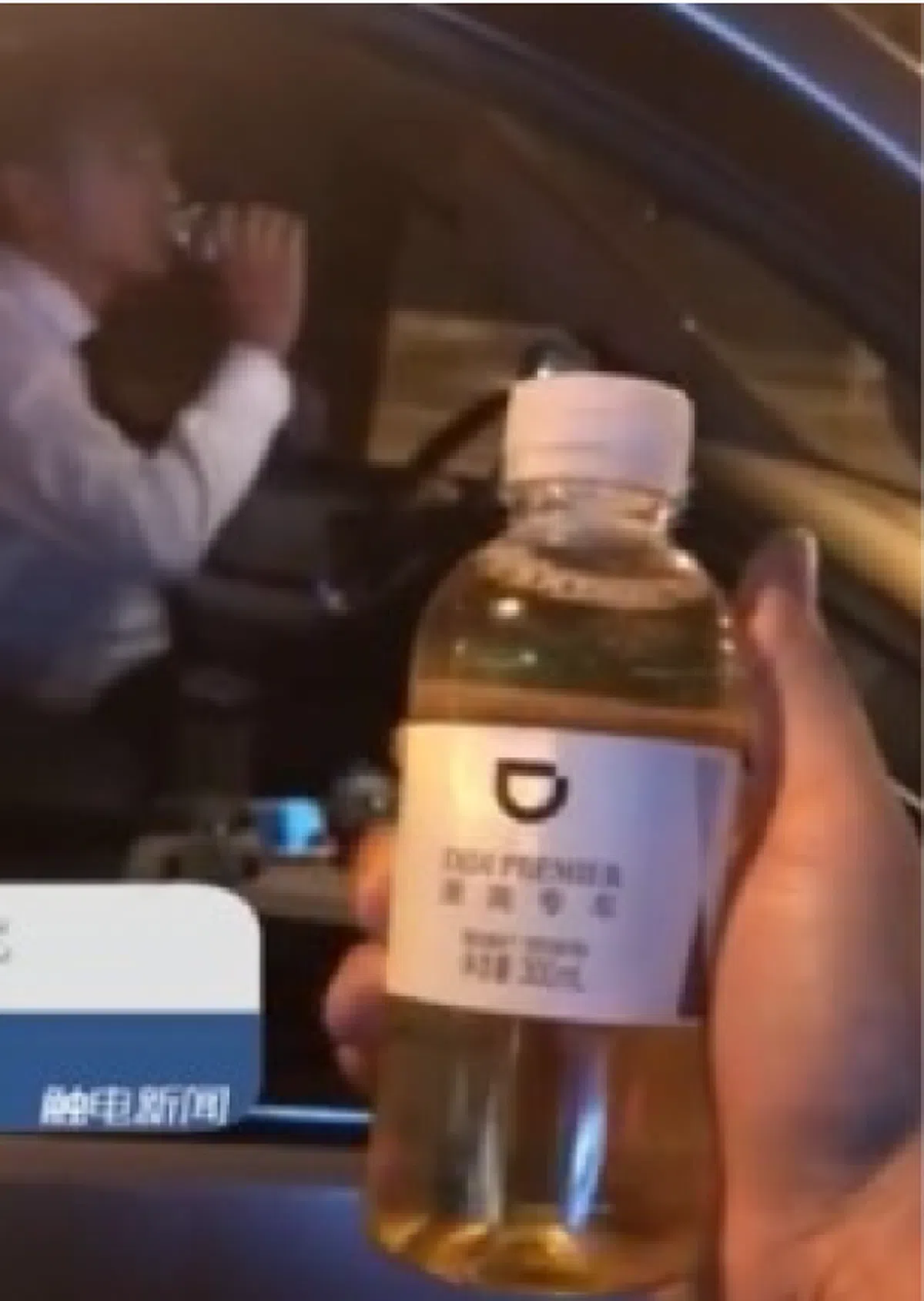  司机在答复孙先生时连正眼都不看他，只是兀自打开一瓶饮用水来喝。（视频截图） 