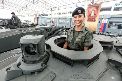 隶属装甲部队的女军人蒋淑恩少尉（Joelle）在A水准考试前便申请加入新加坡武装部队。毕业自莱佛士初级学院的她选择到装甲部队去，目前是一名排长，负责操作豹型主战坦克。（联合早报）