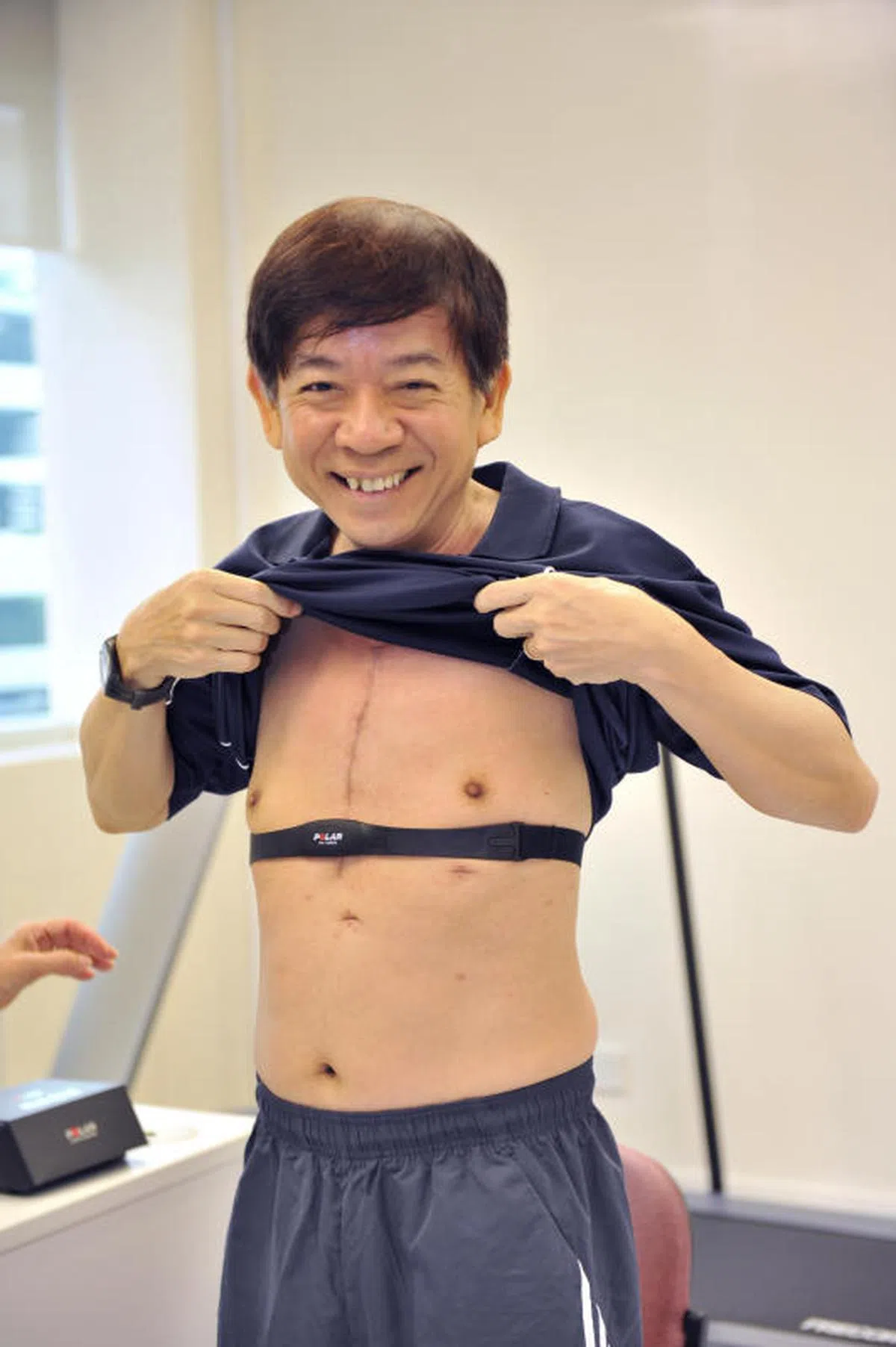  许文远部长动完心脏绕道手术后，在国家心脏中心进行复健，使用心跳测量表。（海峡时报） 