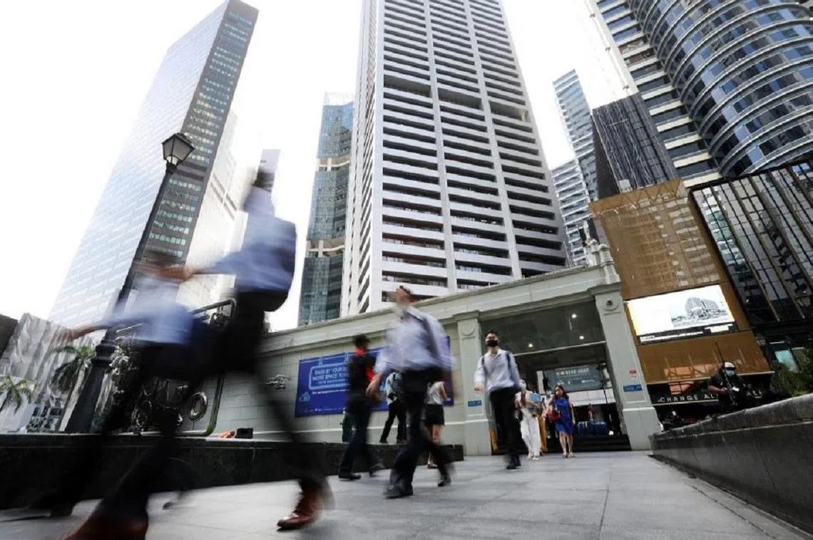 “外来人才”来与本地人抢饭碗的课题，一直是热门议题之一。自去年大选后，这个议题更是在国会上时有所闻。（海峡时报）