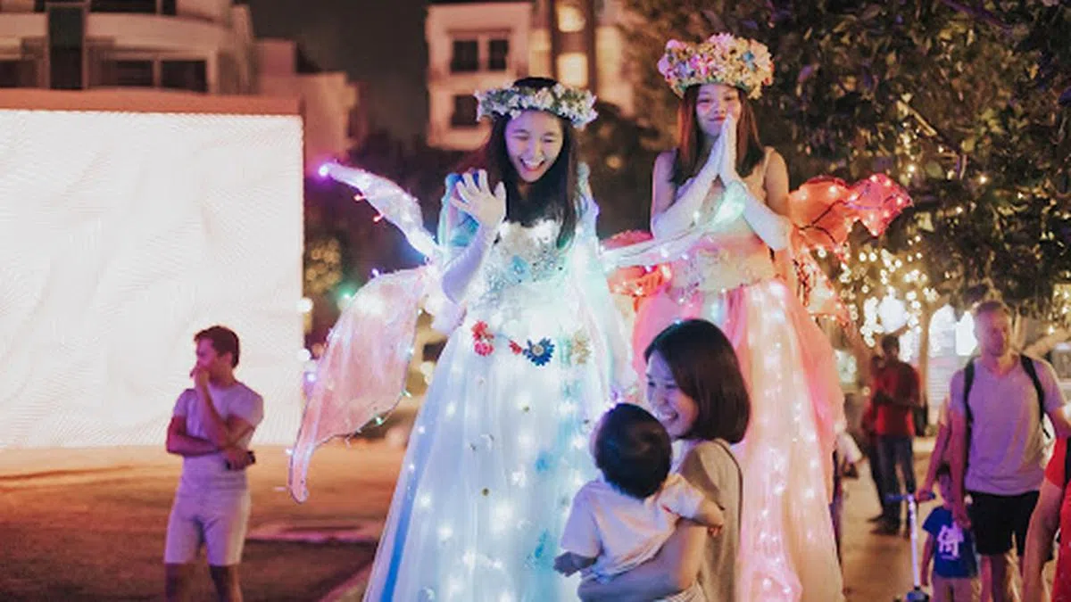  ‘自带灯光’的花仙子。（圣淘沙官网） 