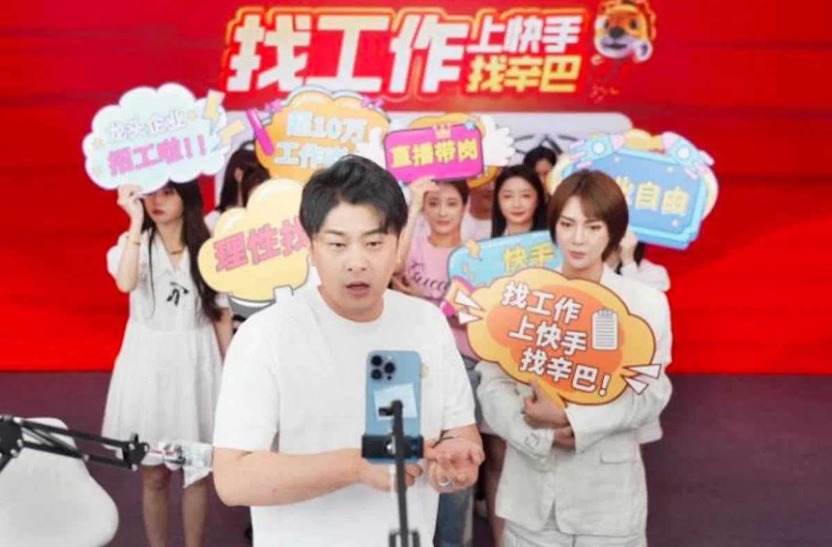 快捷效率高是直播招聘的一大好处。图为中国网红辛巴进行直播带岗。（互联网）