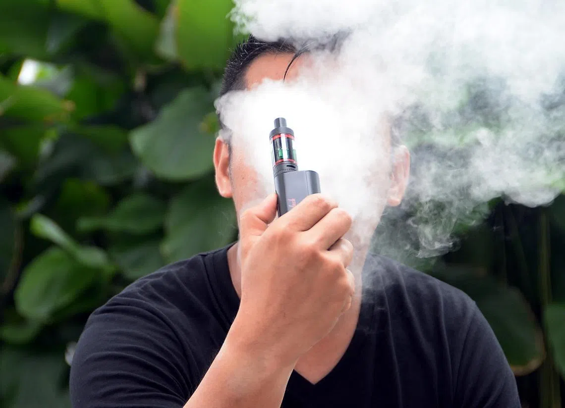 电子烟的运作原理，是把含有尼古丁、丙二醇和调香剂的“电子液体”加热后雾化，让烟客如同吸一般香烟那样，把气体吸入肺部。（海峡时报）