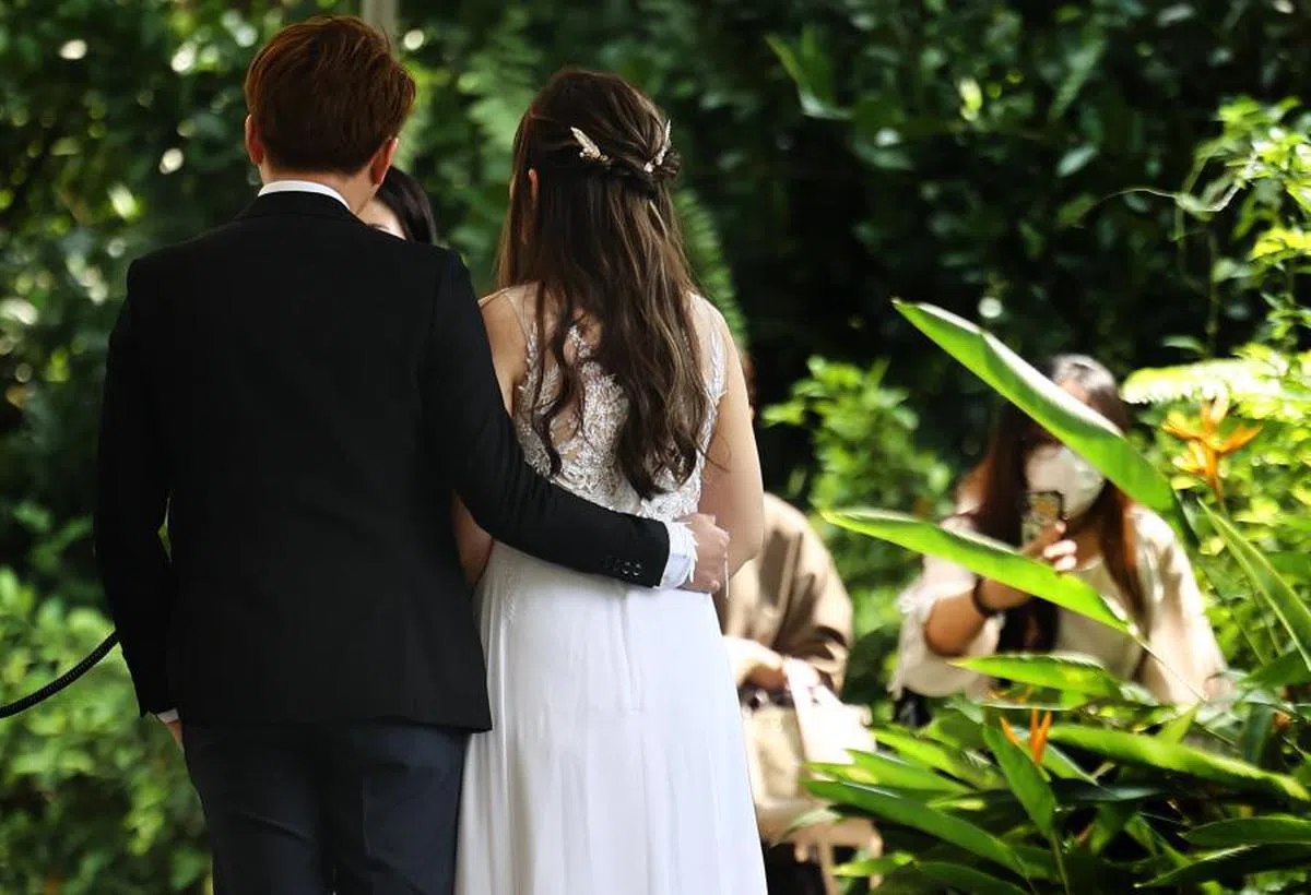本地晚婚乃至不婚的现象渐趋普遍。（联合早报）
