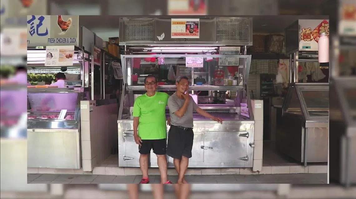 左起：李来发与弟弟李铼兴是中峇鲁巴刹的最后一代猪肉摊贩。（视频截图）