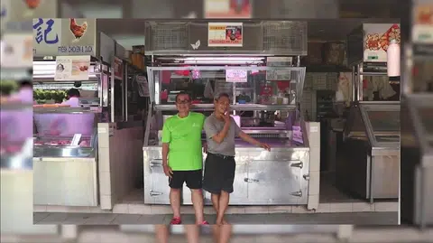 左起：李来发与弟弟李铼兴是中峇鲁巴刹的最后一代猪肉摊贩。（视频截图）