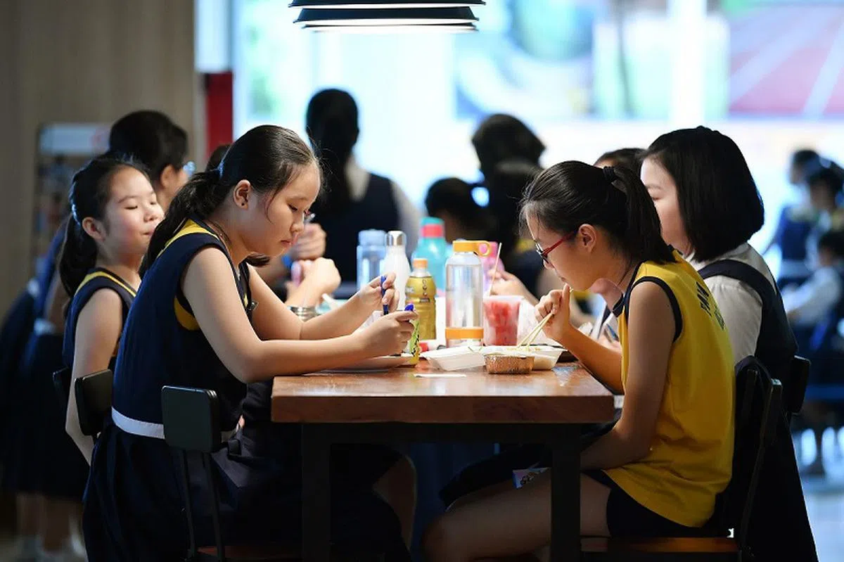 在新指导原则下，所有小学、中学和初级学院的食堂食物价格涨幅顶限为1元。（海峡时报）