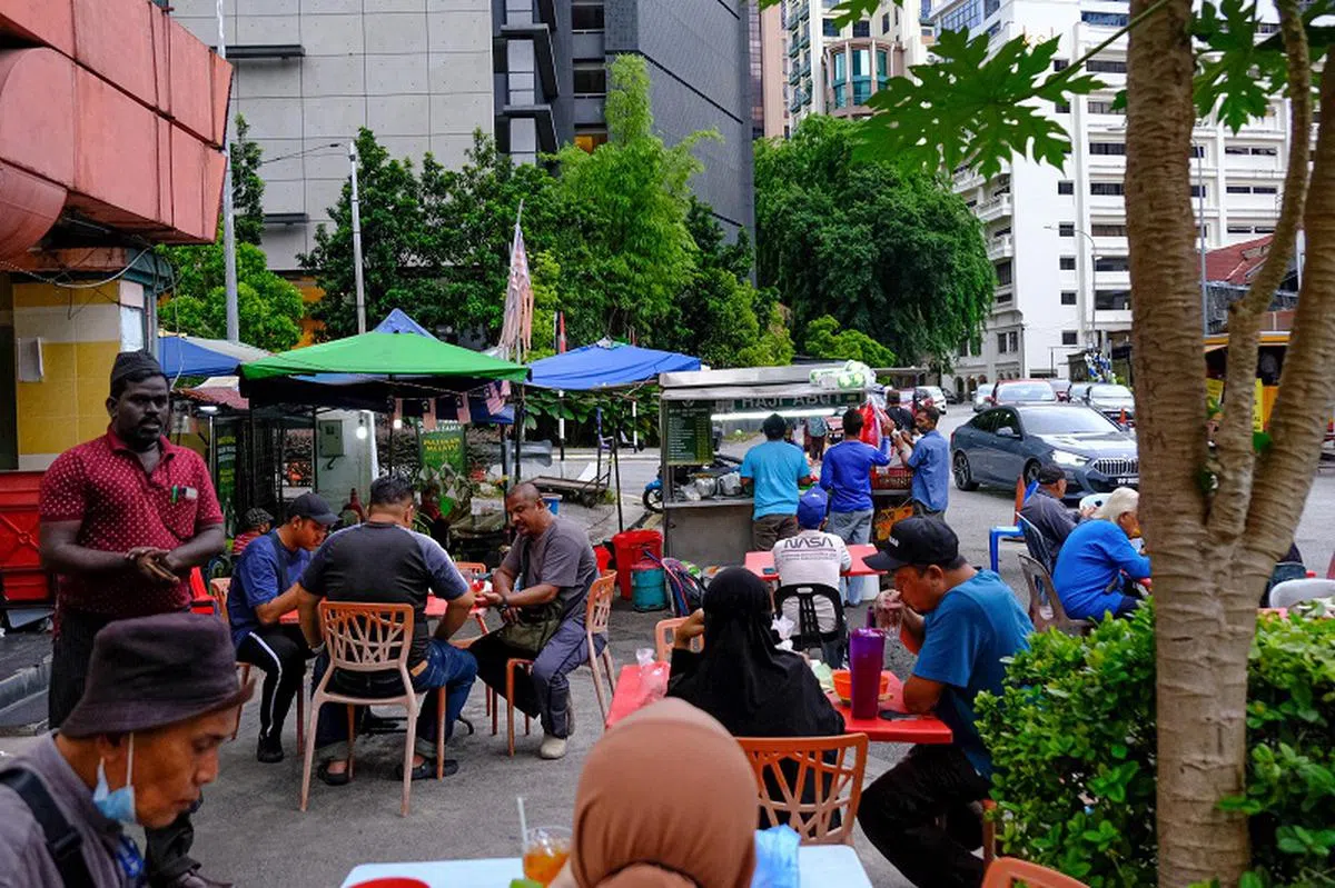 马国一些餐饮业工人也因其他领域开出诱人条件而陆续跳槽转行。（彭博社）