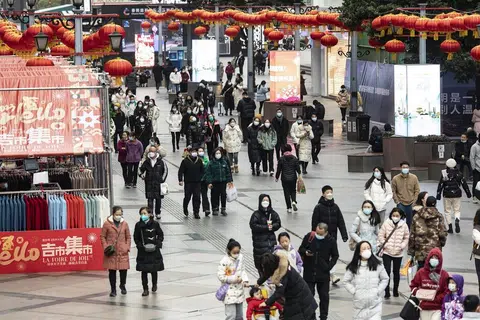 数据显示，中国自60年代初期以来死亡人口首次超过出生人口。图为四川街上民众。（彭博社）