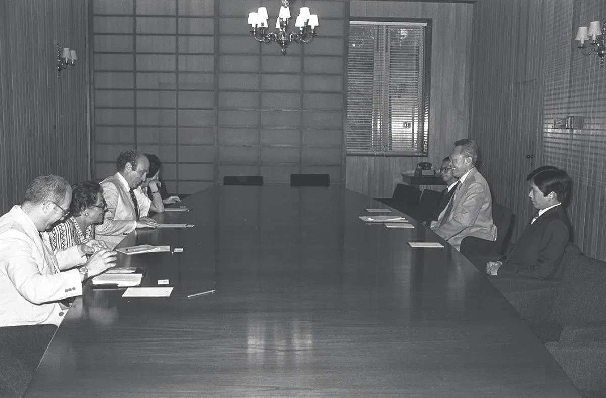 1978年，时任总理李光耀在总统府会议室与时任西德经济部长郎姆斯多夫（左三）会面，首席私人秘书林祥源（右三）陪同在侧。（海峡时报）