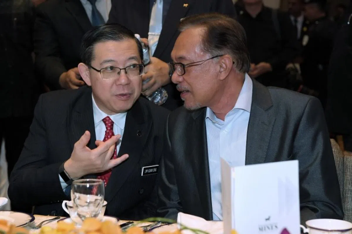  安华（右）和林冠英。（星洲日报） 