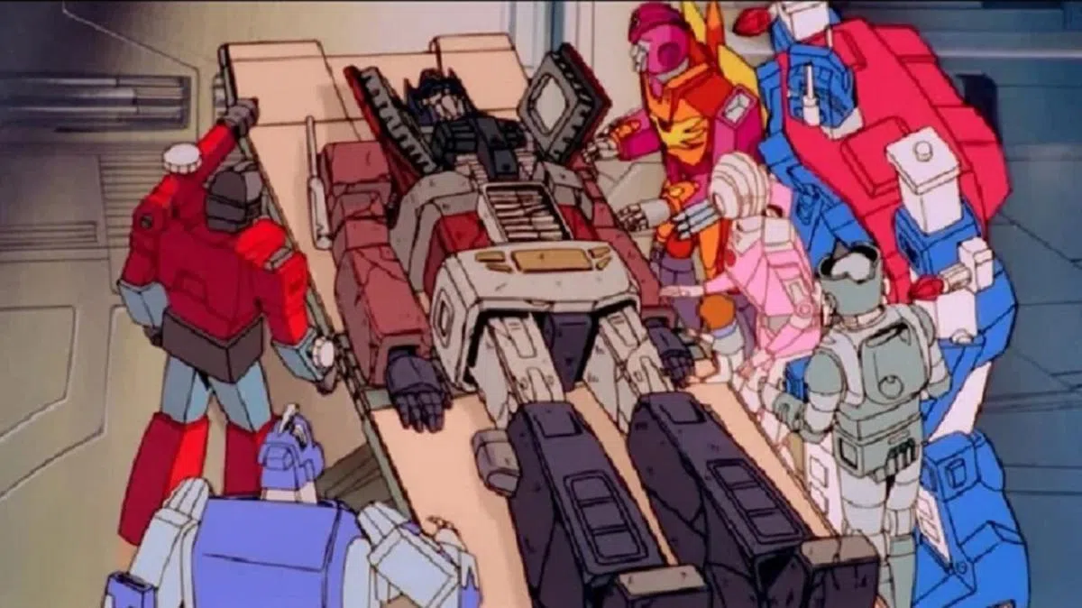 1986年《变形金刚》动画电影，汽车人首领擎天柱（Optimus Prime）伤重身亡的一幕，不知哭红了多少小迷弟的眼睛，包括我。（取自脸书）