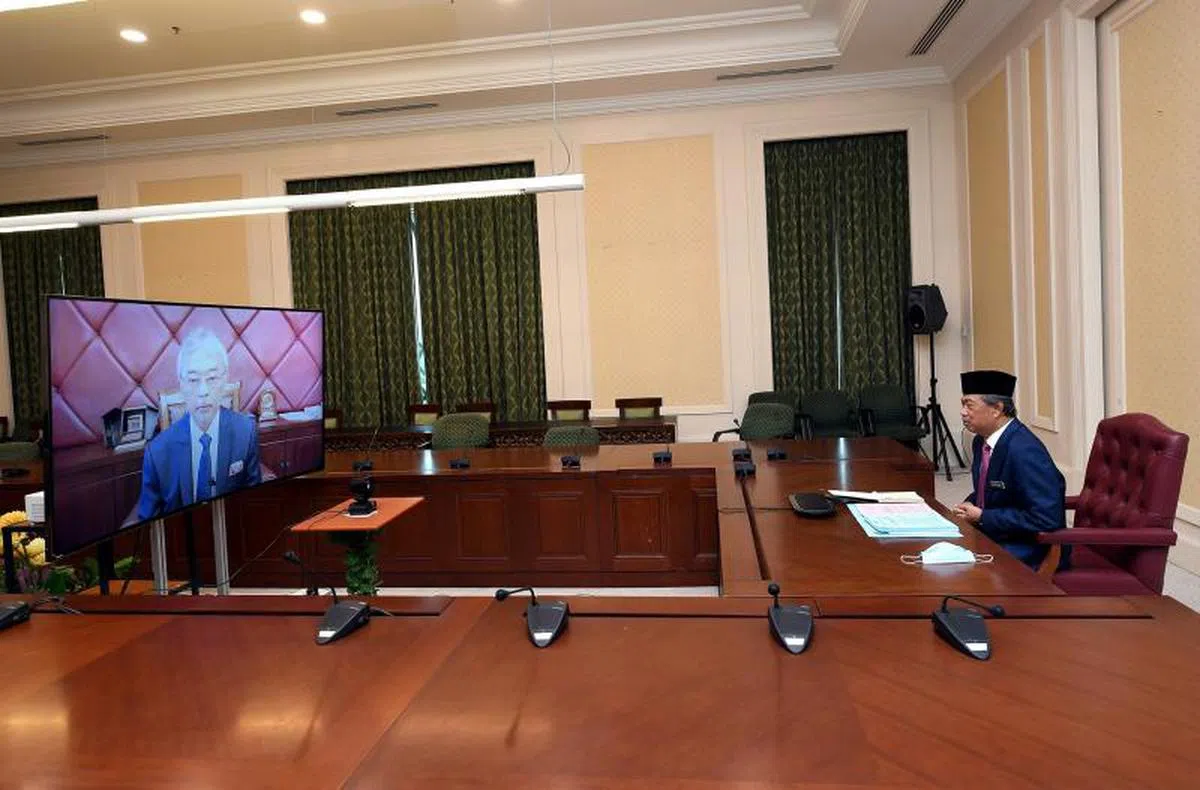  马国首相慕尤丁（右）与国家元首苏丹阿都拉视讯会议。（慕尤丁面簿） 