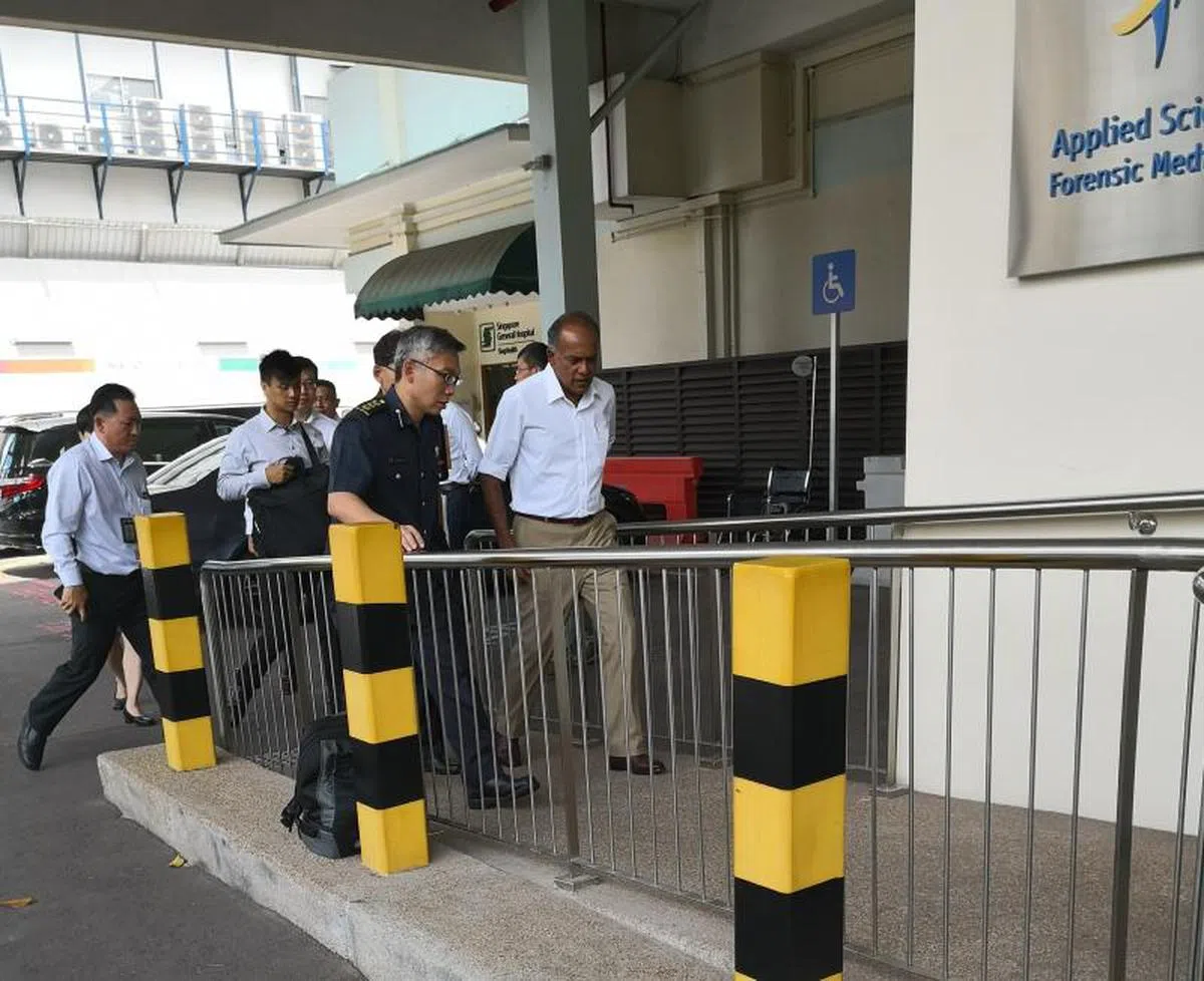  内政部长兼律政部长尚穆根（右一）在民防部队副总监钟海衡（右二）的陪同下，14日早上走访殓尸房慰问郭俨进中士的家属。（联合晚报） 