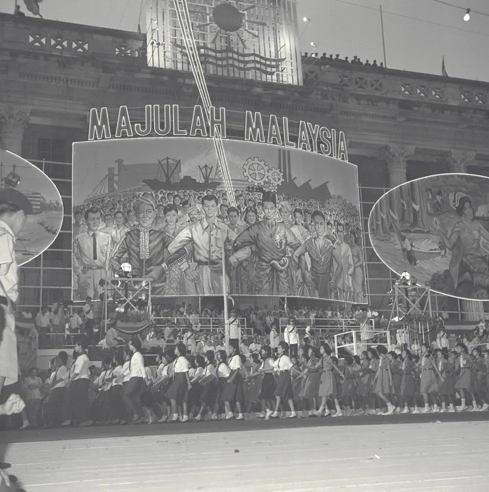 1963年9月16日，在政府大厦前大草场举行的马来西亚成立庆典。