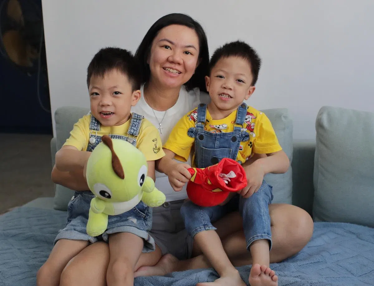 杨凯琳的双胞胎儿子比同龄孩子矮小许多，角膜混浊也导致他们视力模糊。（海峡时报）