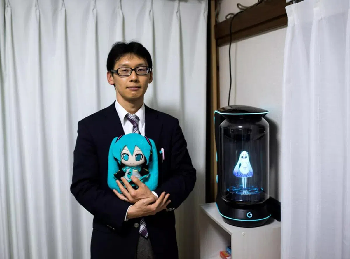 这个设备只有桌灯般大小，却能以全息图像呈现虚拟角色。（纽约时报）