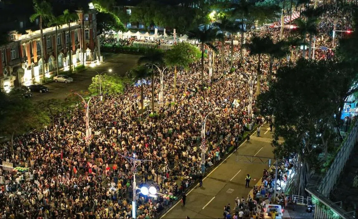 数万民众在立法院外聚集，抗议台湾在野党在立法院强推“藐视国会罪”等相关修法。（路透社）