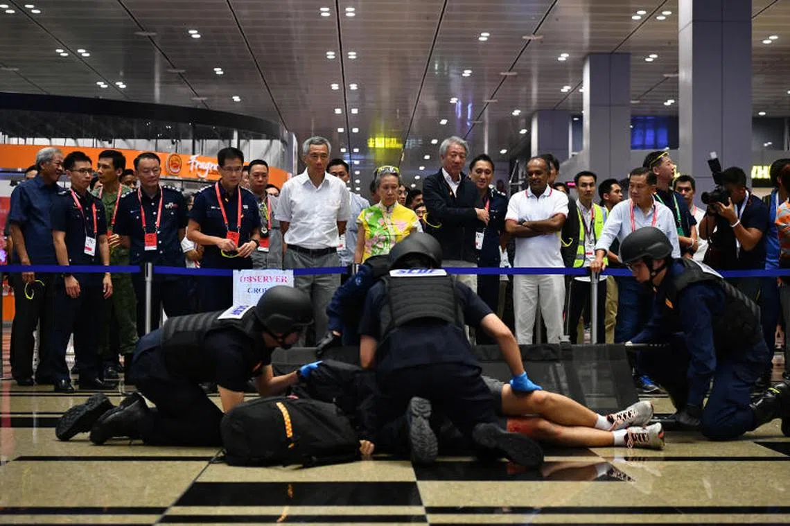 本月17日，内政团队今年首次把跨机构的大型反恐演习带入樟宜机场。（海峡时报）