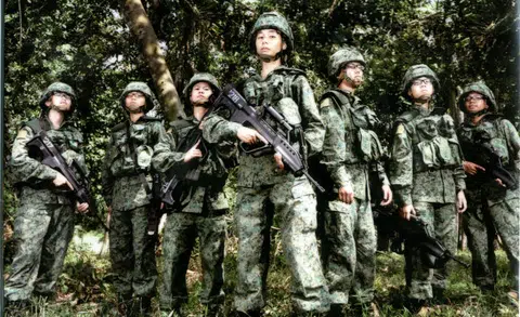 女性应不应该服兵役，是许多新加坡人议论的课题。（国锋报）