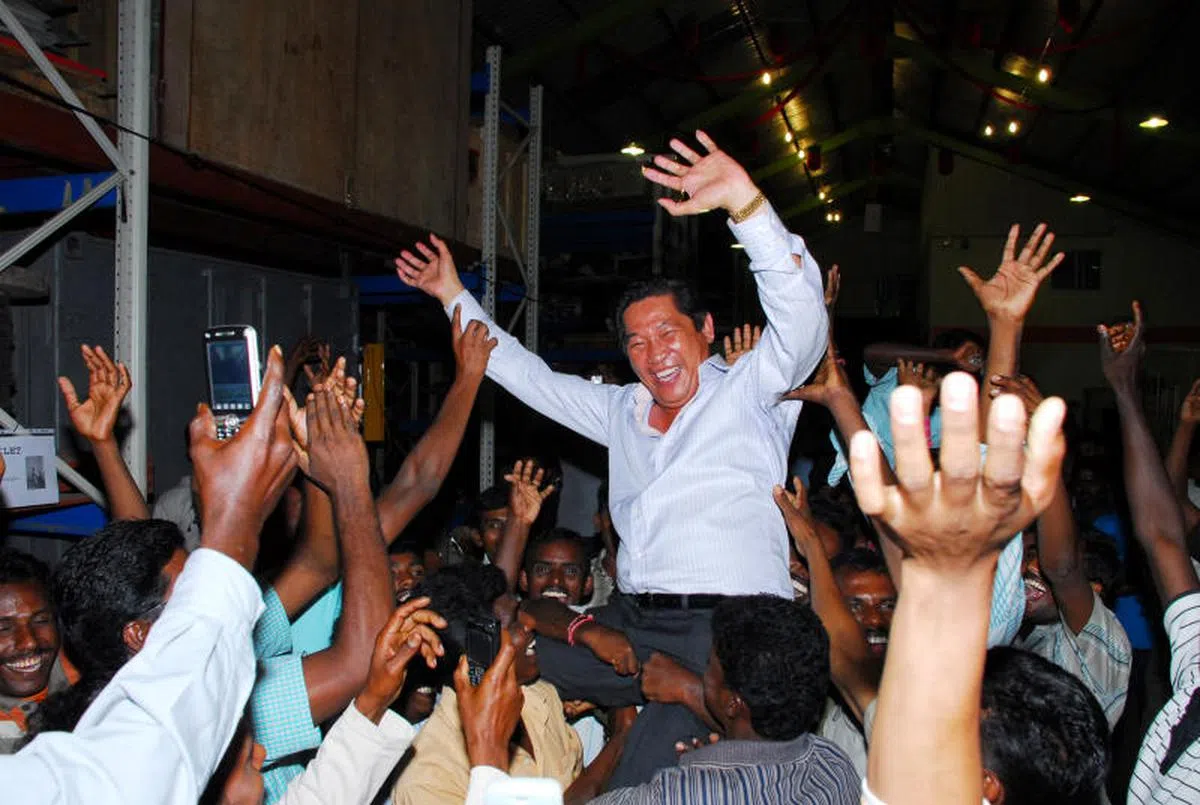 幸合建筑董事经理姚建成（中）农历新年时出席公司家庭日活动，受到属下印度客工的热烈欢迎。（幸合建筑私人有限公司）