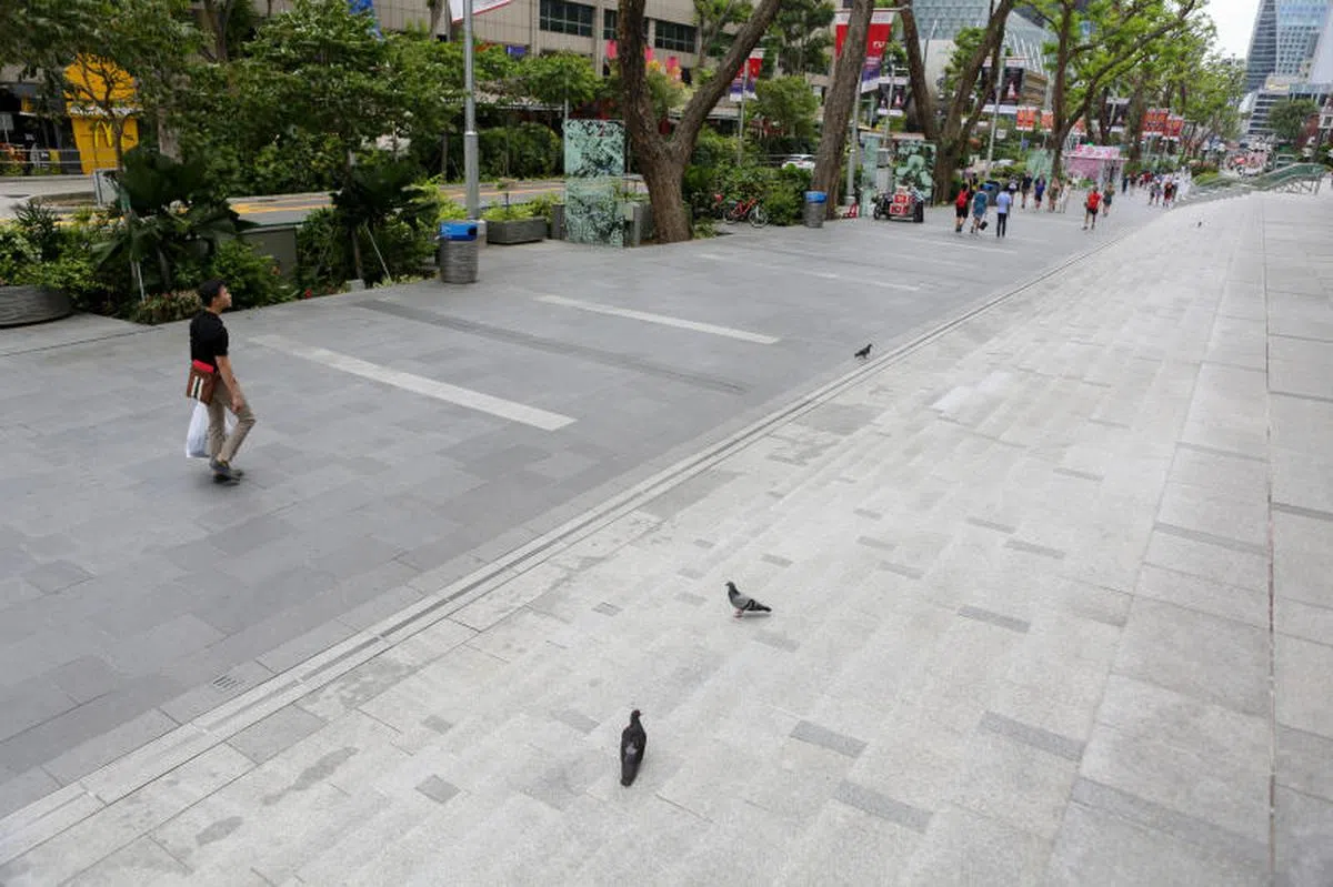  自警戒升级后，各区商场的人潮和路上的行人锐减。图为爱雍·乌节外的街道。（联合早报） 