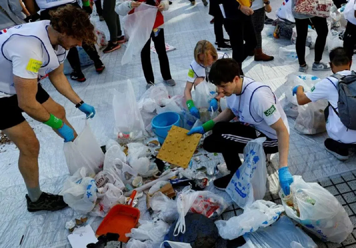 蹲在路边进行垃圾分类，对英国人来说是第一次。（路透社）