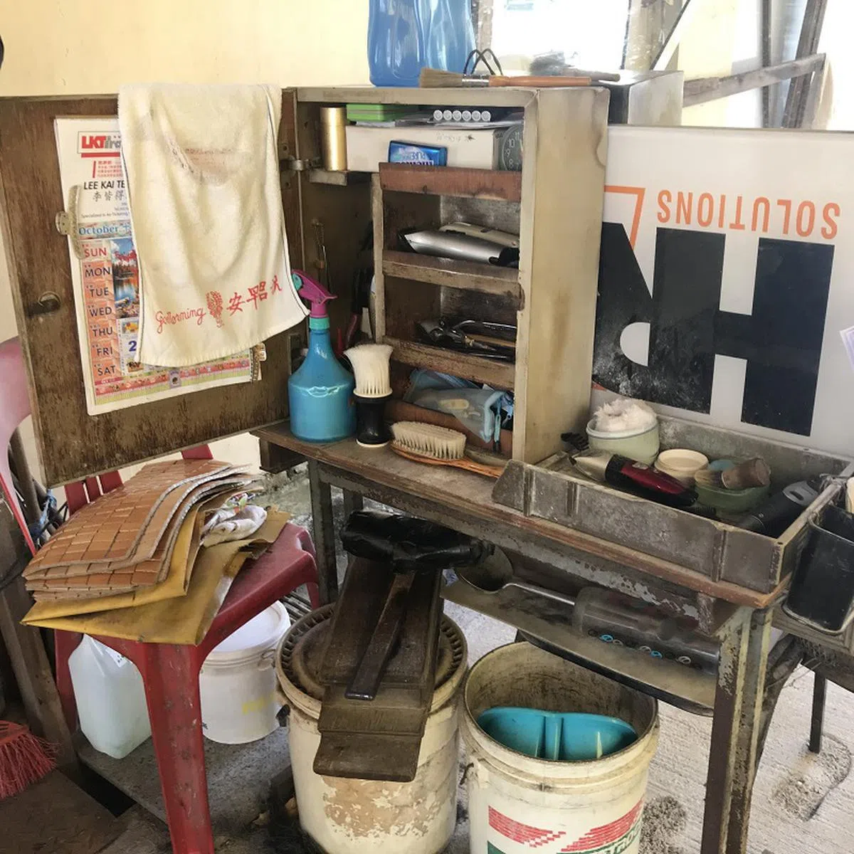 陈文棋的理发店散发着怀旧气息，所使用的工具也十分有古早的味道。（慈母舰）