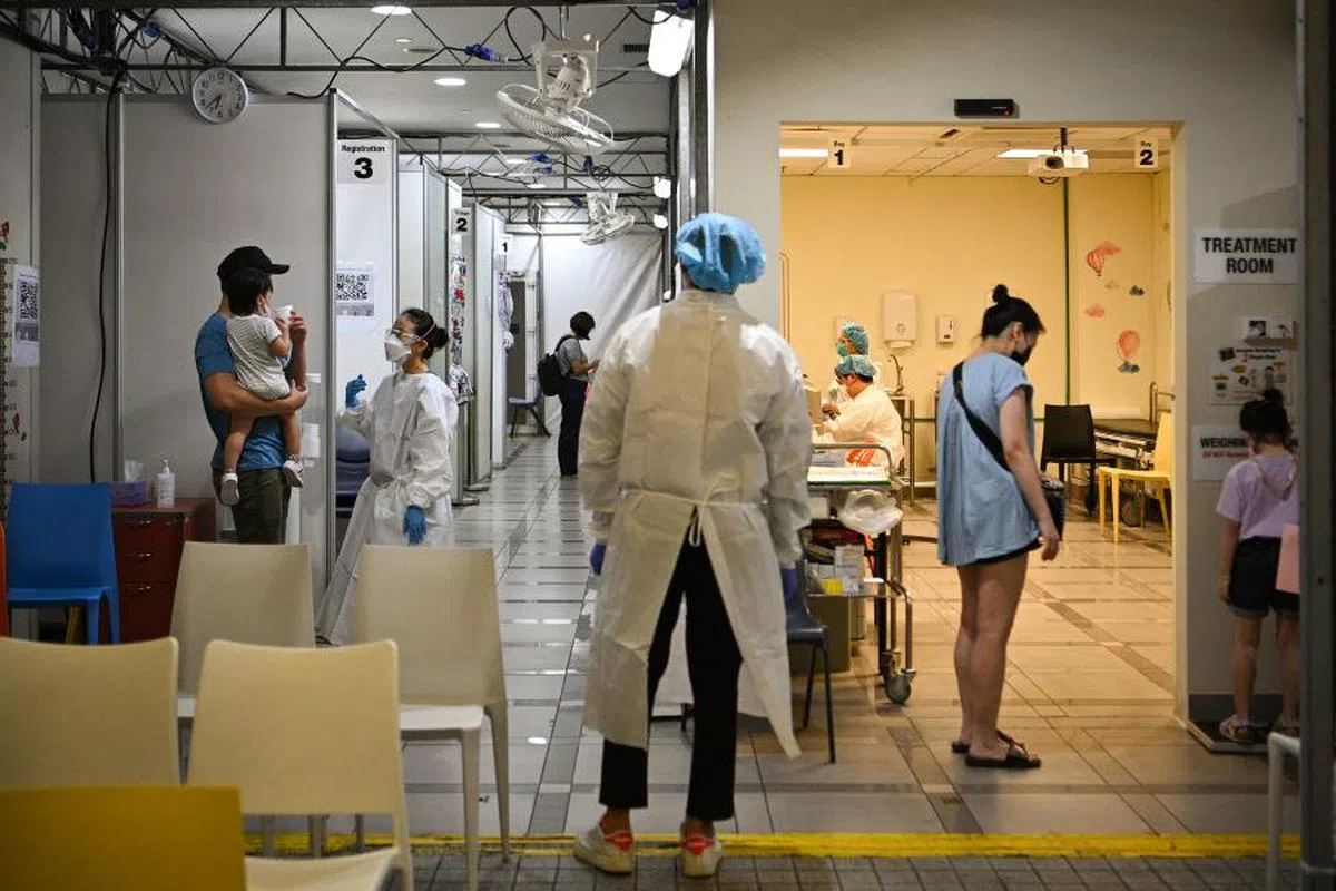 允许雇员不用病假单请假在疫情上升时期，有助于缓解医疗系统的压力。（海峡时报）