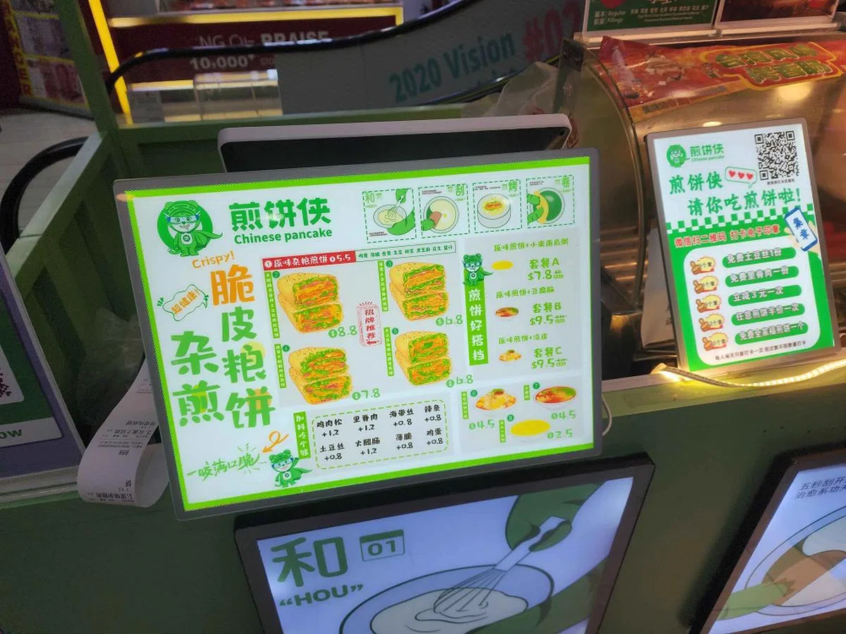 有网友在社媒平台reddit贴图反映，一些中餐馆的菜单只有中文，比如这家位于金文泰商场内的一个售卖中式煎饼的档口，除了摊位名称，其他菜单选项都没有英文。（取自reddit）