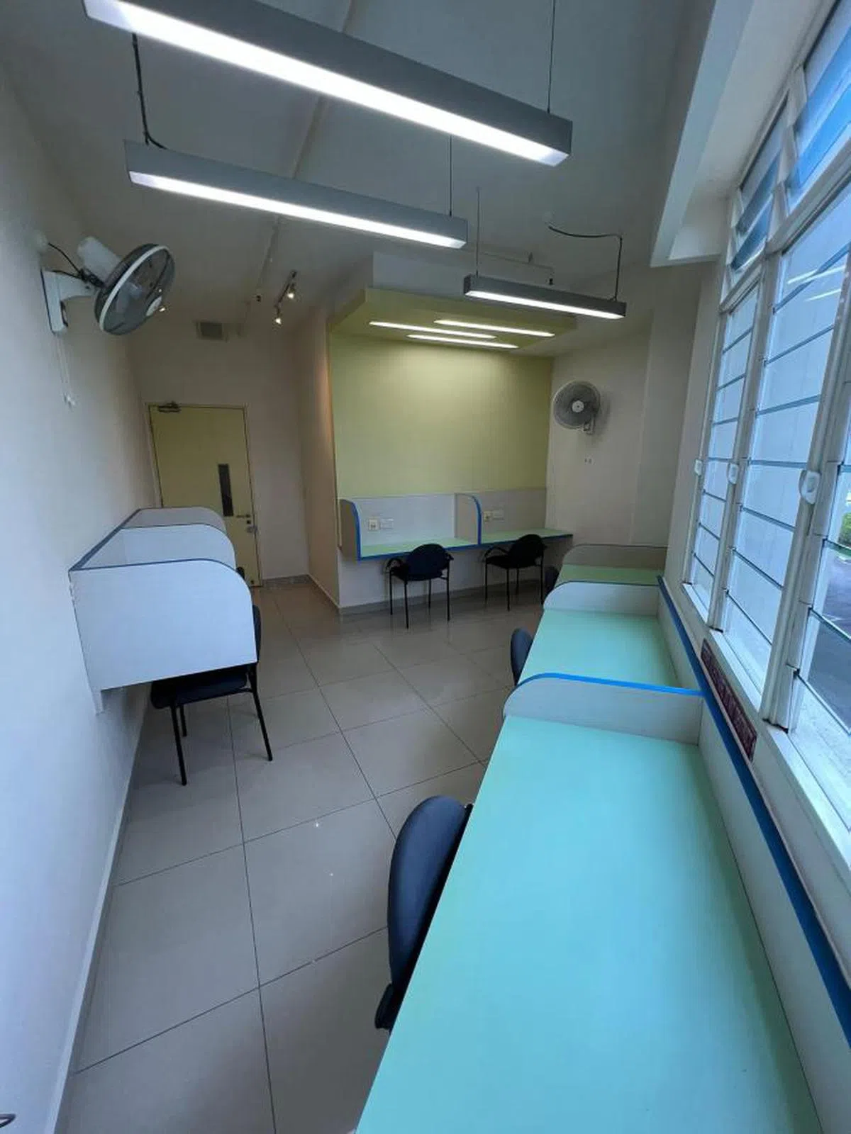 前身宿舍阅览室改造而成的饭厅也被吐槽是让人“面壁吃饭”。（建屋局）