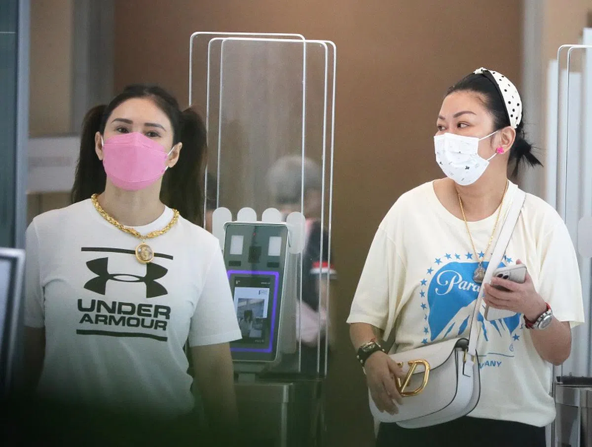 “炫富二人组”徐金花（左）和许丽艳。（海峡时报）