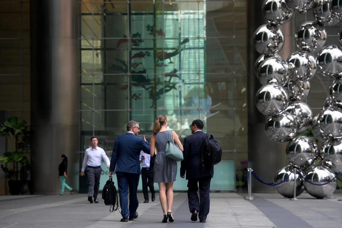 本地经济低迷不振，外籍员工是最可能被开铡的对象。（海峡时报）