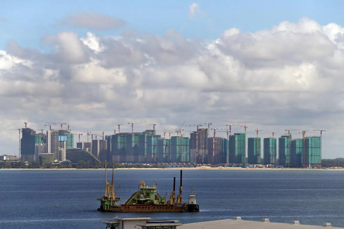  从新加坡大士望向对岸的马来西亚柔佛州依斯干达特区，可看见“森林城市”项目工地上高楼拔地而起。（联合早报） 