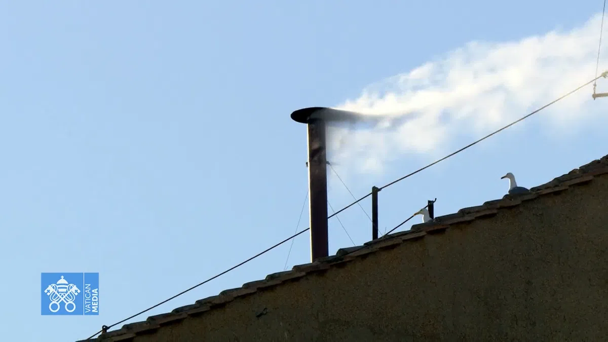 梵蒂冈当地时间5月8日傍晚6点08分白烟升起，长达6分半钟，新教宗诞生。我们一起见证了历史。（梵蒂冈新闻直播截图）