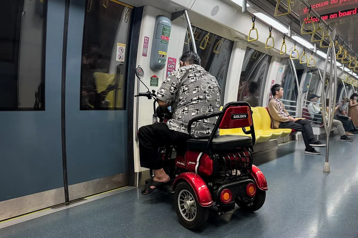 行动辅助工具可驶入地铁车厢，但体积不能超过150公分高、120公分长、70公分宽。（海峡时报）