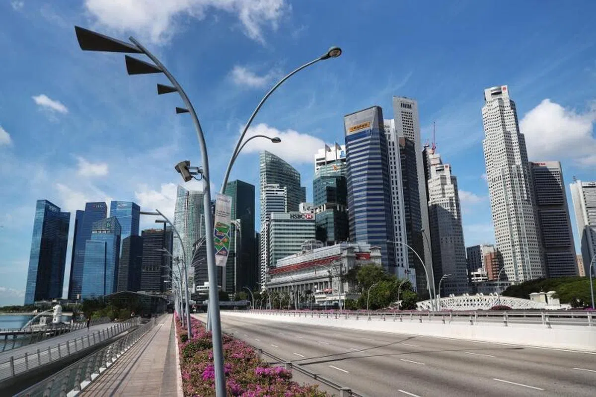  病毒阻断期间，新加坡中央商业区（CBD）的道路都是空荡荡的。（海峡时报） 
