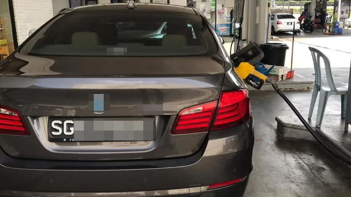 一辆新加坡注册的宝马轿车在马国新山油站偷加RON 95汽油被抓包。（马国柔州贸消部面簿）